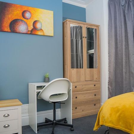 The Private Villa, Northampton Centre, 9 Beds, 5 Bedrooms, Sleeps 12 Bagian luar foto