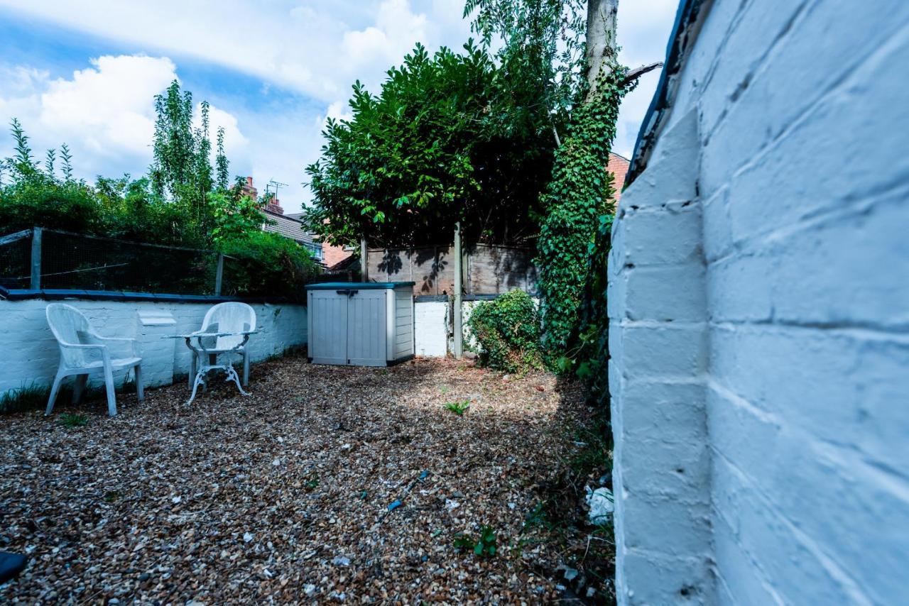 The Private Villa, Northampton Centre, 9 Beds, 5 Bedrooms, Sleeps 12 Bagian luar foto