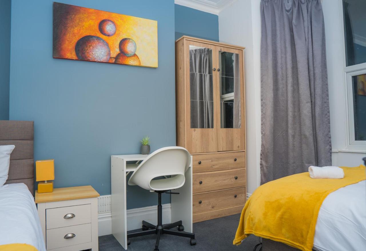 The Private Villa, Northampton Centre, 9 Beds, 5 Bedrooms, Sleeps 12 Bagian luar foto