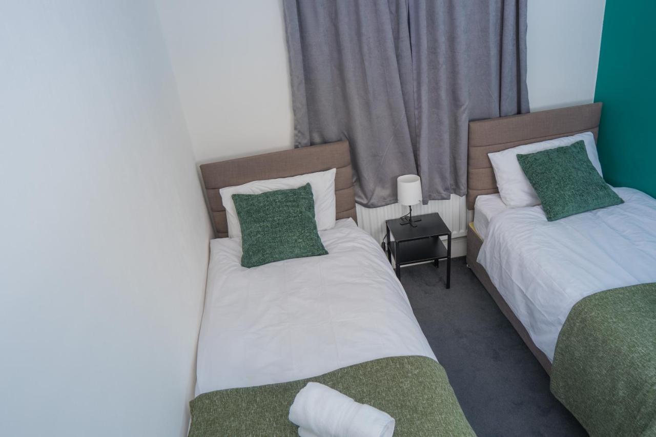 The Private Villa, Northampton Centre, 9 Beds, 5 Bedrooms, Sleeps 12 Bagian luar foto