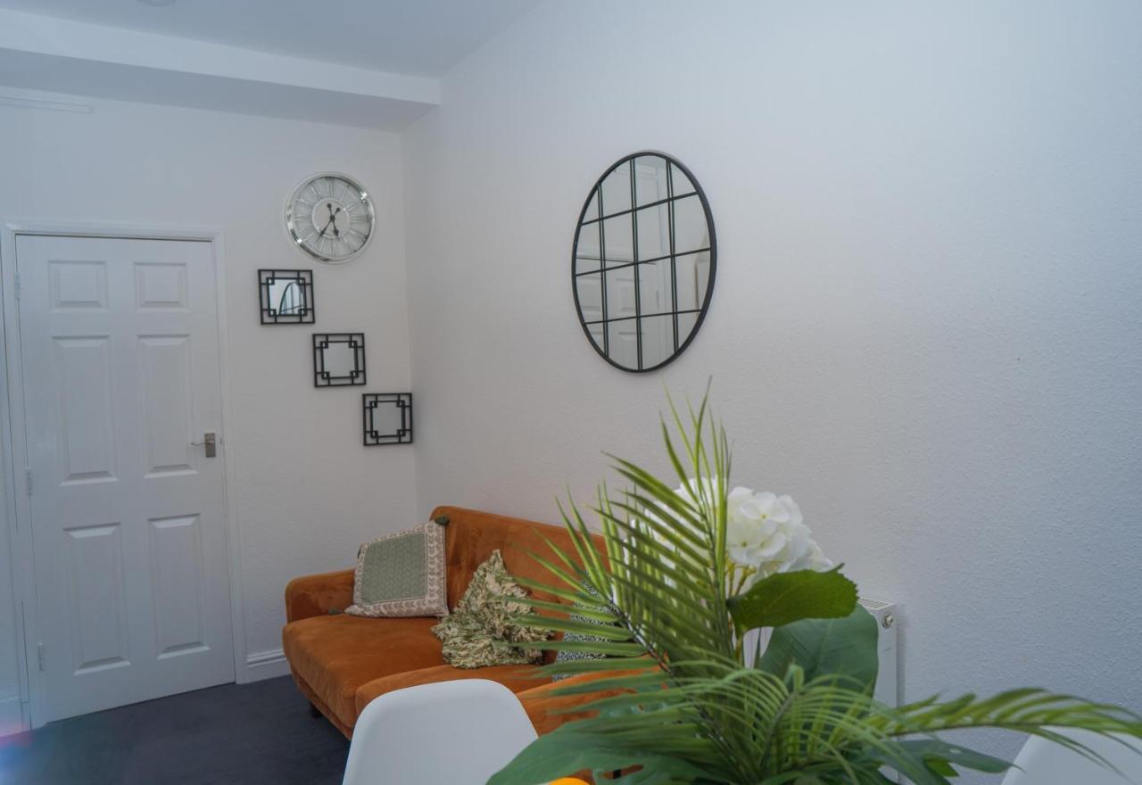 The Private Villa, Northampton Centre, 9 Beds, 5 Bedrooms, Sleeps 12 Bagian luar foto
