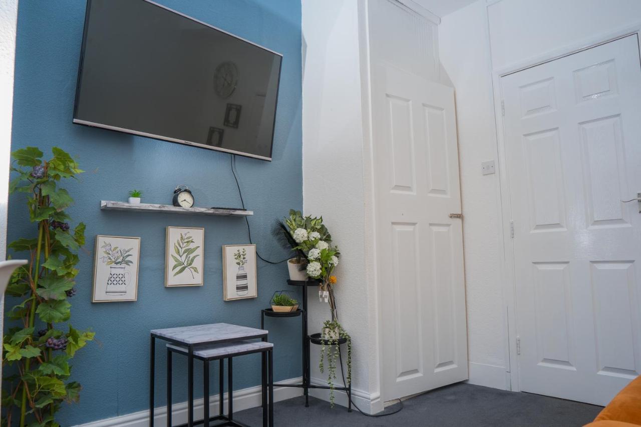 The Private Villa, Northampton Centre, 9 Beds, 5 Bedrooms, Sleeps 12 Bagian luar foto