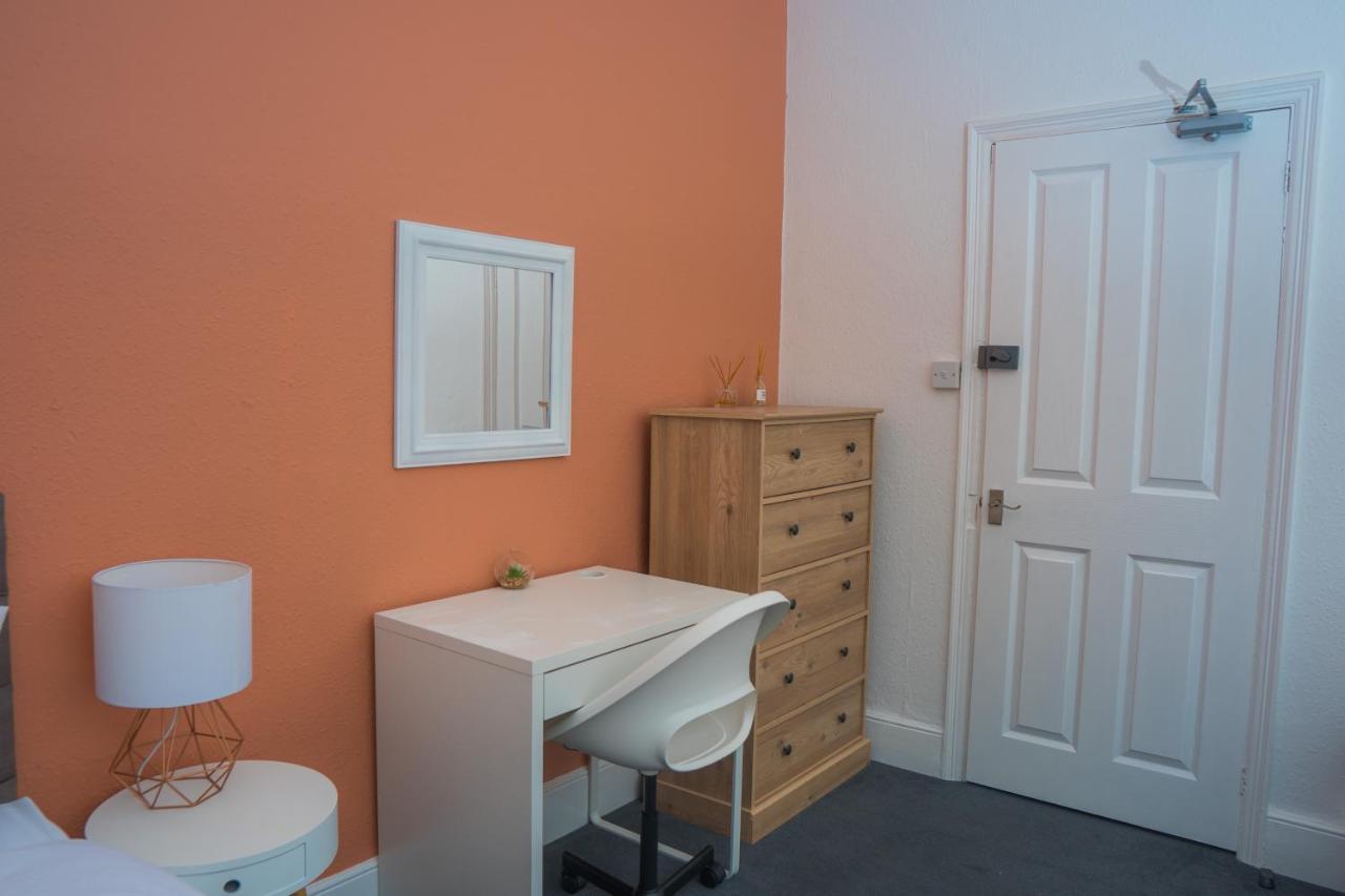 The Private Villa, Northampton Centre, 9 Beds, 5 Bedrooms, Sleeps 12 Bagian luar foto