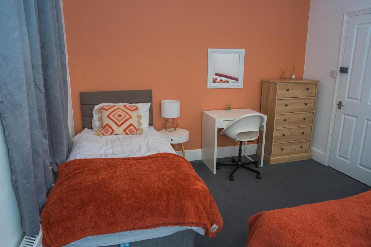 The Private Villa, Northampton Centre, 9 Beds, 5 Bedrooms, Sleeps 12 Bagian luar foto