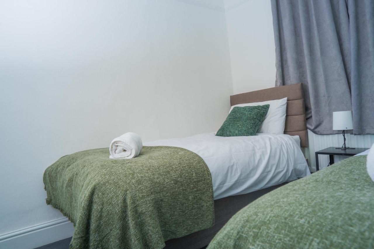 The Private Villa, Northampton Centre, 9 Beds, 5 Bedrooms, Sleeps 12 Bagian luar foto