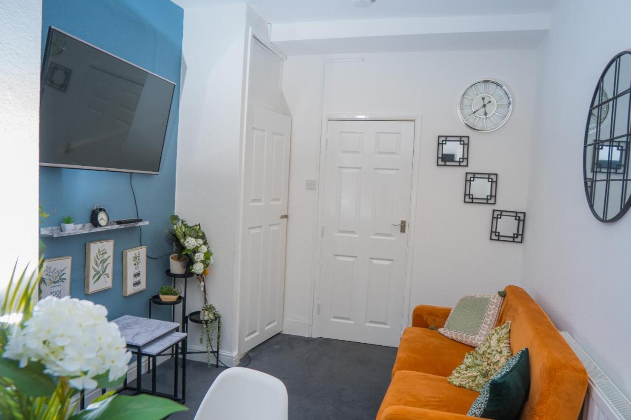 The Private Villa, Northampton Centre, 9 Beds, 5 Bedrooms, Sleeps 12 Bagian luar foto