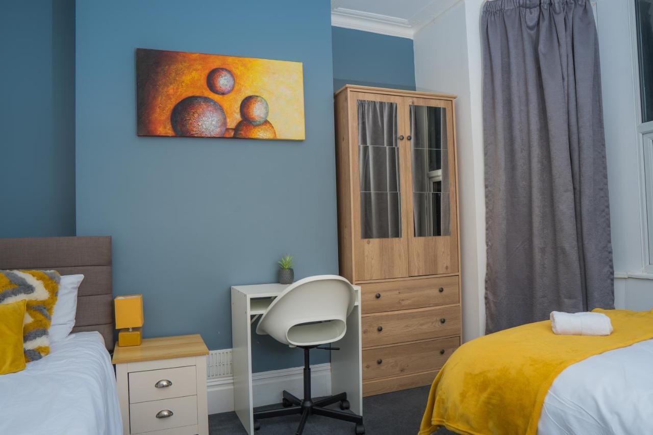 The Private Villa, Northampton Centre, 9 Beds, 5 Bedrooms, Sleeps 12 Bagian luar foto