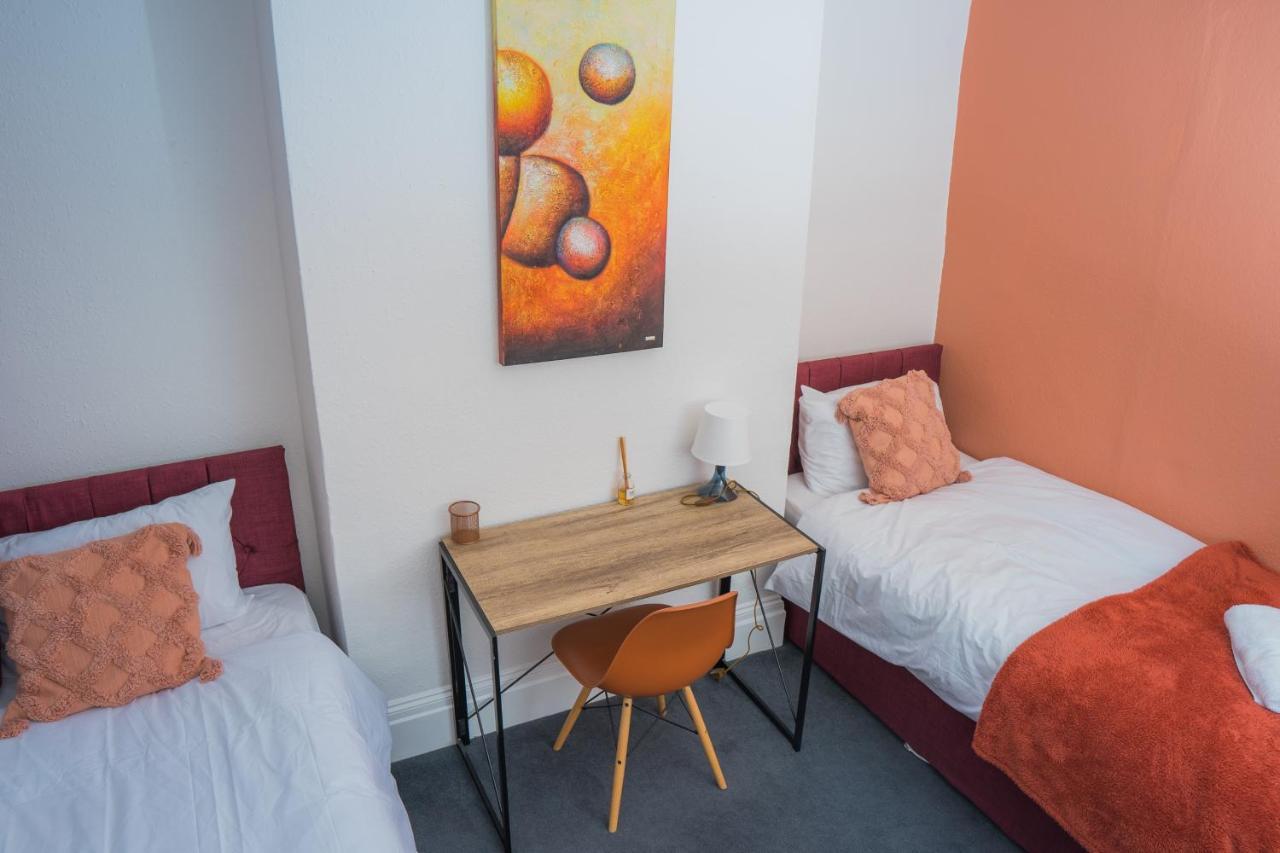 The Private Villa, Northampton Centre, 9 Beds, 5 Bedrooms, Sleeps 12 Bagian luar foto