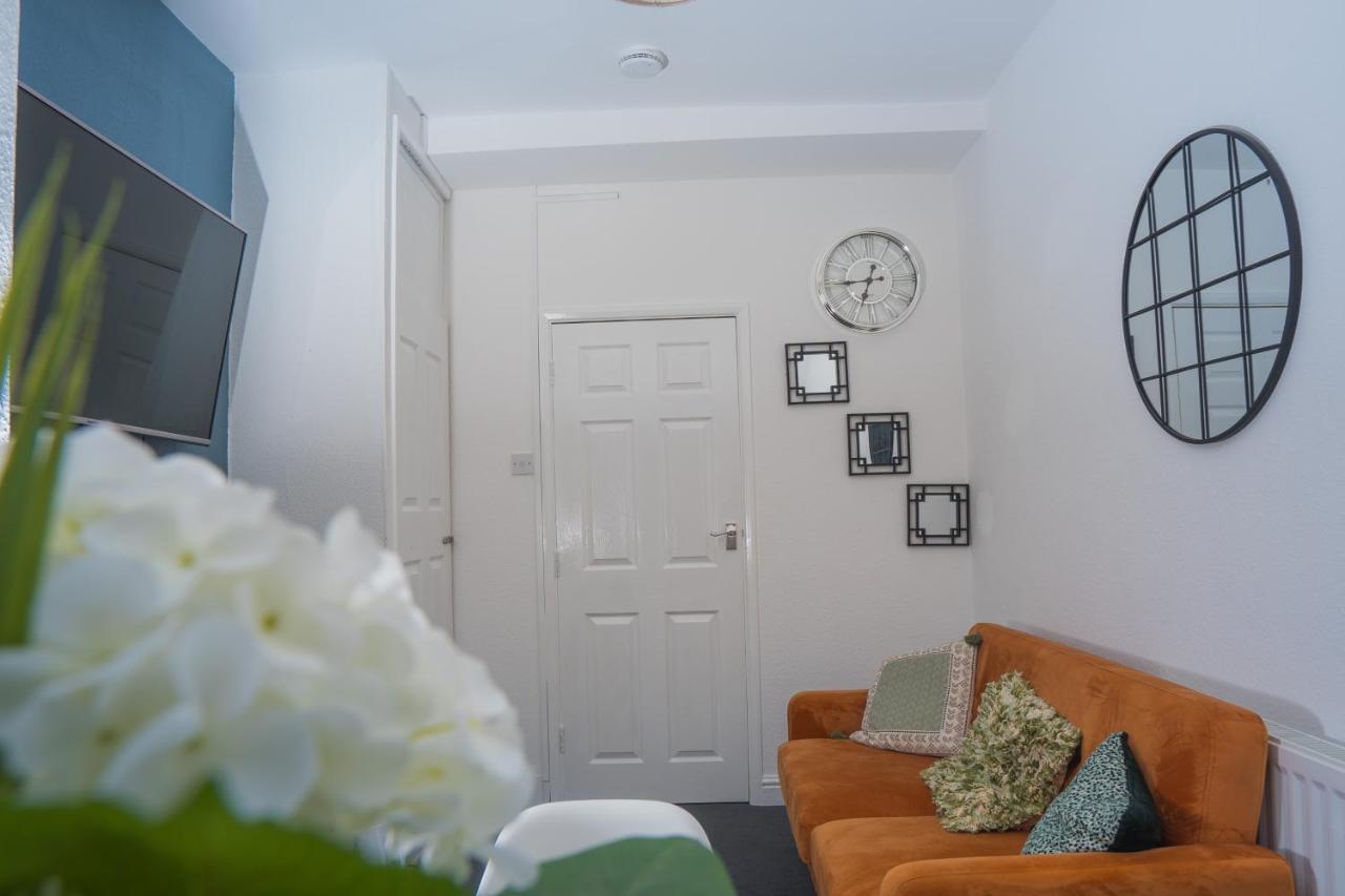 The Private Villa, Northampton Centre, 9 Beds, 5 Bedrooms, Sleeps 12 Bagian luar foto