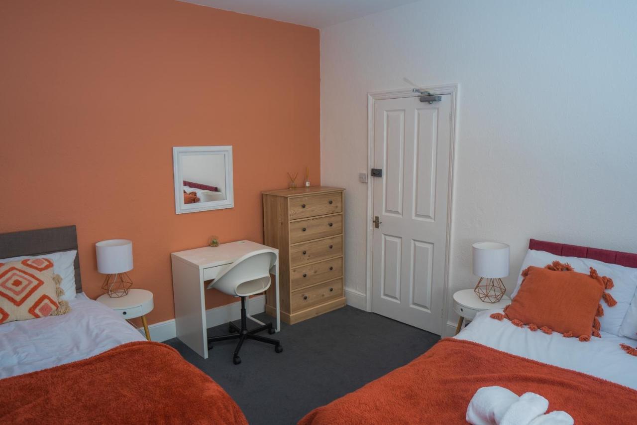 The Private Villa, Northampton Centre, 9 Beds, 5 Bedrooms, Sleeps 12 Bagian luar foto
